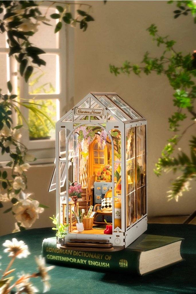 TGB06 - Garden House Book Nook