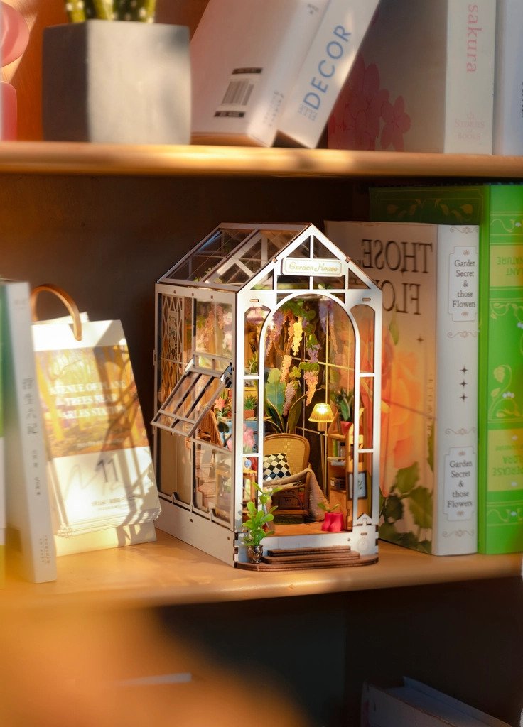 TGB06 - Garden House Book Nook