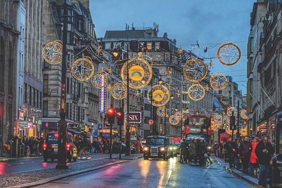 Wiz Eyes: English Christmas